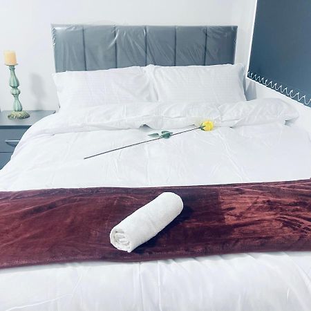 1 Bed Apartment With 2 Beds 1 Double Plus 1 Single Birmingham Kültér fotó