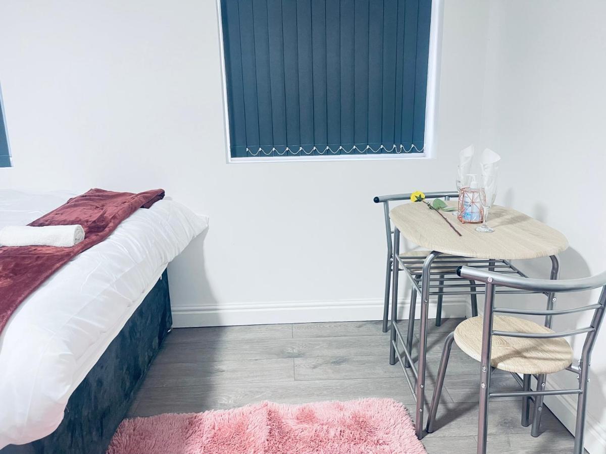 1 Bed Apartment With 2 Beds 1 Double Plus 1 Single Birmingham Kültér fotó