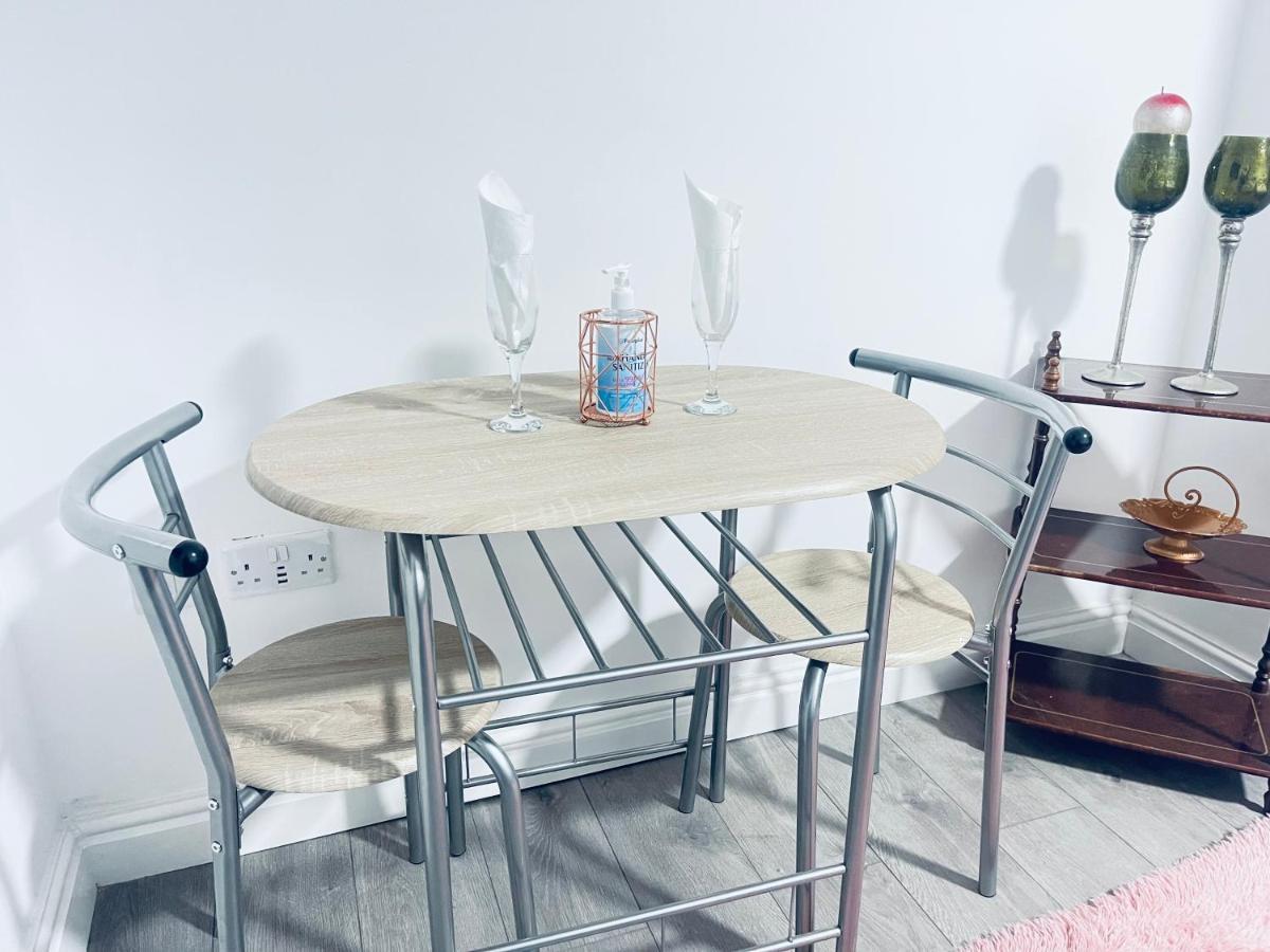 1 Bed Apartment With 2 Beds 1 Double Plus 1 Single Birmingham Kültér fotó
