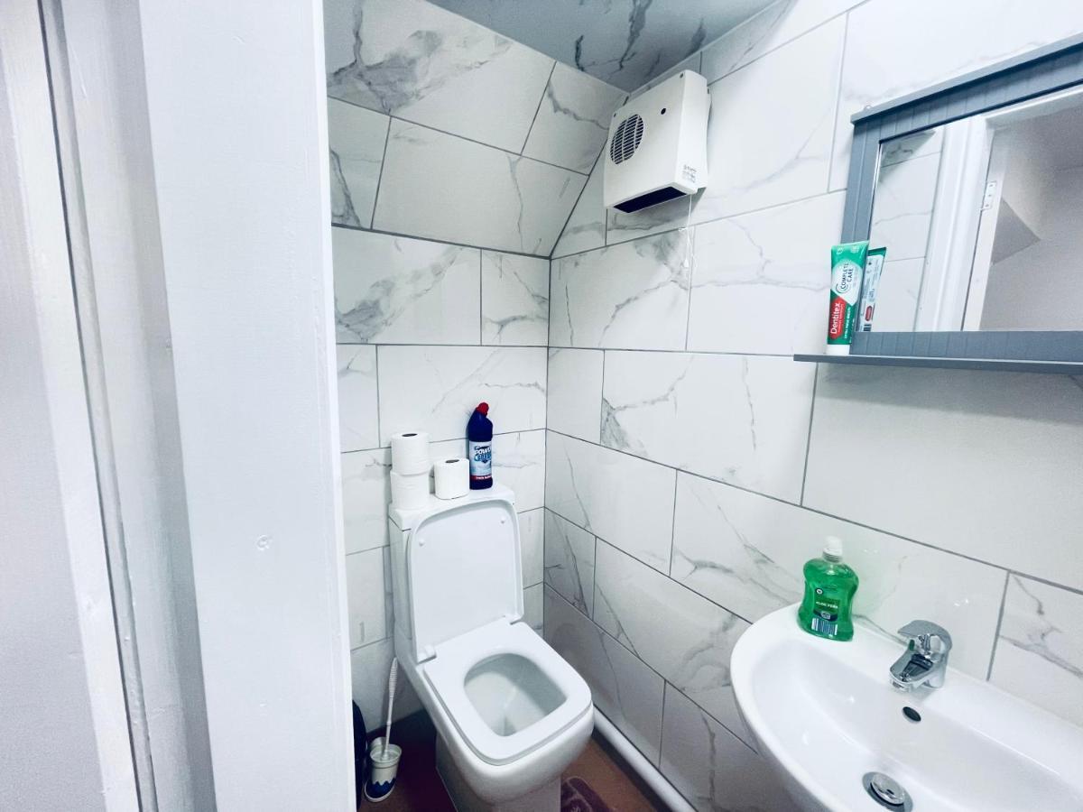 1 Bed Apartment With 2 Beds 1 Double Plus 1 Single Birmingham Kültér fotó